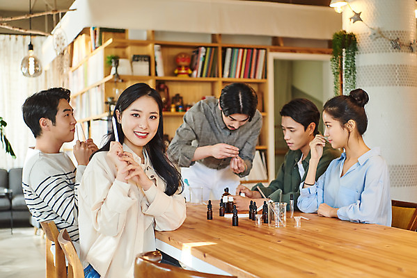 포토 JPG 여자 교육 남자 문화 재료 문화예술 실내 서기 미소 앉기 여러명 상반신 20대 성인 취미 앞모습 옆모습 30대 유행 모임 한국인 향수 즐거움 보여주기 클래스 성인만 워라밸 시향 시향지 국내포토 감정 종이 뷰포인트 다수 모션 표정 사람 동양인 청년 내부 장년 화장품 신조어 파일형식