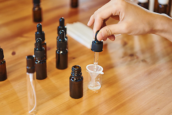 포토 JPG 손 여자 교육 문화 재료 문화예술 실내 한명 들기 근접촬영 20대 성인 취미 신체부위 유행 모임 한국인 제조 향수 즐거움 만들기 클래스 성인여자한명만 워라밸 국내포토 1 감정 뷰포인트 모션 사람 동양인 청년 내부 화장품 신조어 여자한명만 성인여자만 파일형식