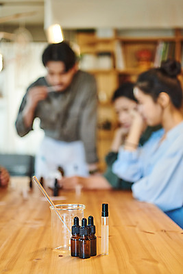 포토 JPG 여자 교육 남자 문화 재료 문화예술 실내 서기 앉기 상반신 20대 성인 취미 옆모습 아웃포커스 세명 30대 유행 모임 한국인 향수 즐거움 향기 클래스 성인만 워라밸 시향 국내포토 감정 뷰포인트 모션 촬영기법 사람 동양인 청년 내부 장년 화장품 냄새 신조어 파일형식