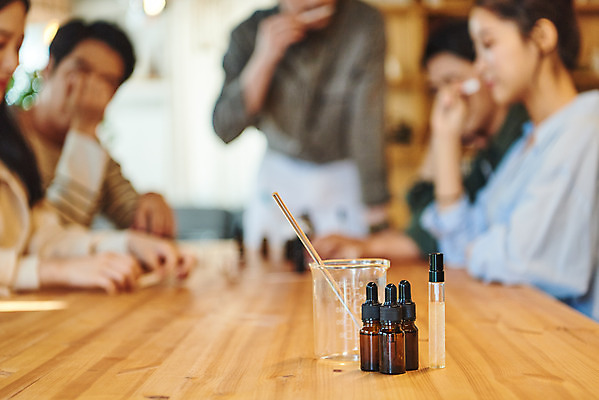 포토 JPG 여자 교육 남자 문화 재료 문화예술 실내 서기 들기 앉기 여러명 상반신 20대 성인 취미 앞모습 옆모습 아웃포커스 30대 유행 모임 한국인 향수 즐거움 비커 클래스 성인만 워라밸 시향 시향지 국내포토 감정 종이 뷰포인트 다수 모션 촬영기법 실험기구 사람 동양인 청년 내부 장년 화장품 신조어 파일형식