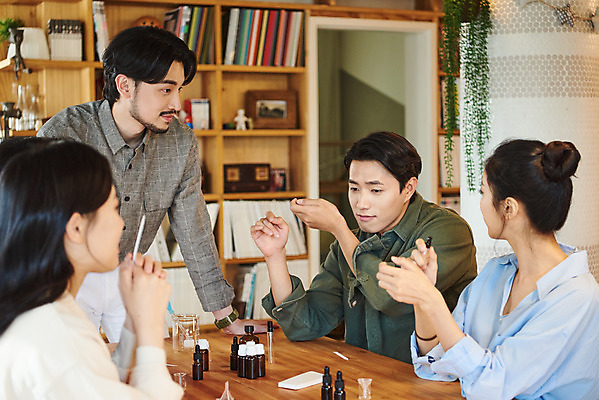 포토 JPG 여자 교육 남자 문화 재료 문화예술 실내 서기 앉기 여러명 상반신 20대 성인 취미 앞모습 옆모습 30대 유행 모임 한국인 향수 즐거움 클래스 성인만 워라밸 시향 시향지 국내포토 감정 종이 뷰포인트 다수 모션 사람 동양인 청년 내부 장년 화장품 신조어 파일형식