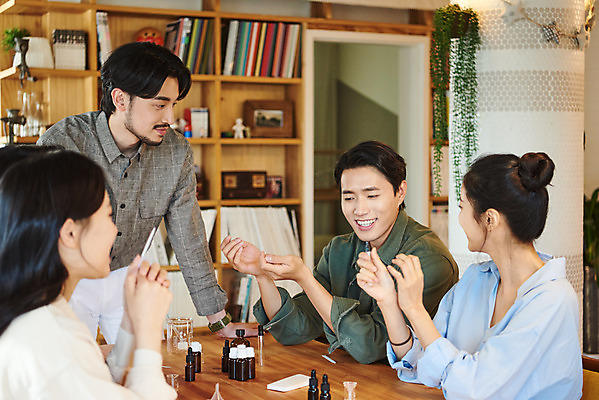 포토 JPG 여자 교육 남자 문화 재료 문화예술 실내 서기 앉기 여러명 상반신 20대 성인 취미 앞모습 옆모습 30대 유행 모임 한국인 향수 즐거움 클래스 성인만 워라밸 시향 시향지 국내포토 감정 종이 뷰포인트 다수 모션 사람 동양인 청년 내부 장년 화장품 신조어 파일형식