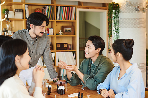 포토 JPG 여자 교육 남자 문화 재료 문화예술 실내 서기 앉기 여러명 상반신 20대 성인 취미 앞모습 옆모습 30대 유행 모임 한국인 향수 즐거움 클래스 성인만 워라밸 시향 시향지 국내포토 감정 종이 뷰포인트 다수 모션 사람 동양인 청년 내부 장년 화장품 신조어 파일형식
