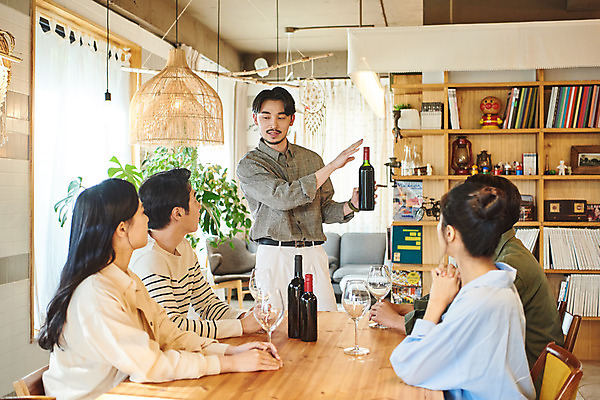 포토 JPG 여자 교육 남자 문화 와인잔 문화예술 주류 실내 설명 서기 앉기 여러명 상반신 20대 성인 취미 앞모습 옆모습 30대 유행 와인 모임 한국인 즐거움 클래스 성인만 워라밸 국내포토 감정 음료 뷰포인트 다수 술잔 모션 사람 동양인 청년 내부 장년 신조어 파일형식
