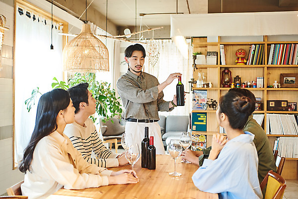 포토 JPG 여자 교육 남자 문화 와인잔 문화예술 주류 실내 설명 서기 앉기 여러명 상반신 20대 성인 취미 앞모습 옆모습 30대 유행 와인 모임 한국인 즐거움 클래스 성인만 워라밸 국내포토 감정 음료 뷰포인트 다수 술잔 모션 사람 동양인 청년 내부 장년 신조어 파일형식