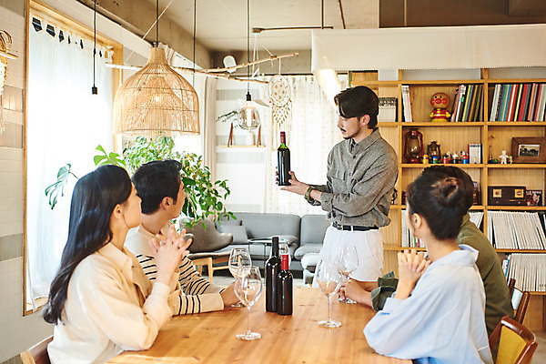 포토 JPG 여자 교육 남자 문화 와인잔 문화예술 주류 실내 설명 서기 앉기 여러명 상반신 20대 성인 취미 앞모습 옆모습 30대 유행 와인 모임 한국인 즐거움 클래스 성인만 워라밸 국내포토 감정 음료 뷰포인트 다수 술잔 모션 사람 동양인 청년 내부 장년 신조어 파일형식