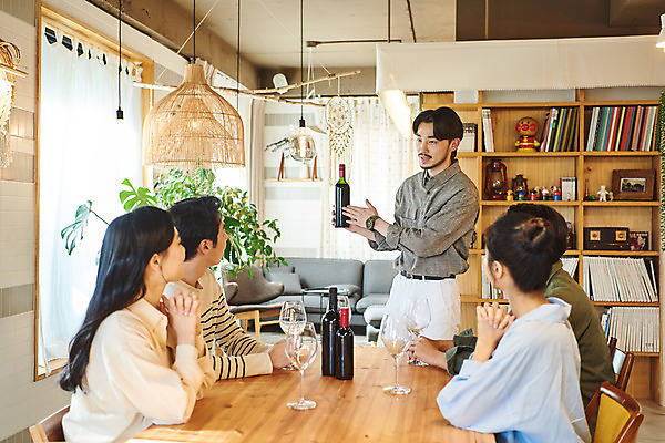 포토 JPG 여자 교육 남자 문화 와인잔 문화예술 주류 실내 설명 서기 앉기 여러명 상반신 20대 성인 취미 앞모습 옆모습 30대 유행 와인 모임 한국인 즐거움 클래스 성인만 워라밸 국내포토 감정 음료 뷰포인트 다수 술잔 모션 사람 동양인 청년 내부 장년 신조어 파일형식