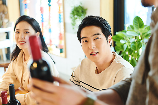 포토 JPG 여자 교육 남자 문화 와인잔 문화예술 주류 실내 설명 들기 앉기 상반신 20대 성인 취미 옆모습 아웃포커스 세명 30대 유행 와인 모임 한국인 즐거움 클래스 성인만 워라밸 국내포토 감정 음료 뷰포인트 술잔 모션 촬영기법 사람 동양인 청년 내부 장년 신조어 파일형식