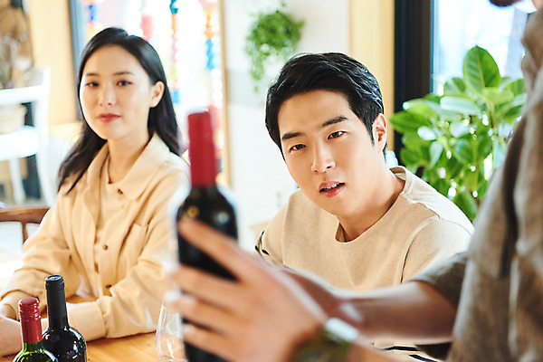 포토 JPG 여자 교육 남자 문화 와인잔 문화예술 주류 실내 설명 들기 앉기 상반신 20대 성인 취미 옆모습 아웃포커스 세명 30대 유행 와인 모임 한국인 즐거움 클래스 성인만 워라밸 국내포토 감정 음료 뷰포인트 술잔 모션 촬영기법 사람 동양인 청년 내부 장년 신조어 파일형식