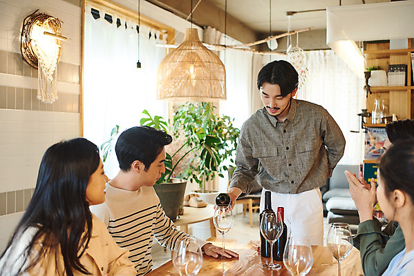 포토 JPG 여자 교육 남자 문화 와인잔 문화예술 주류 실내 설명 서기 앉기 여러명 상반신 20대 성인 취미 앞모습 옆모습 30대 유행 와인 모임 한국인 즐거움 클래스 성인만 워라밸 국내포토 감정 음료 뷰포인트 다수 술잔 모션 사람 동양인 청년 내부 장년 신조어 파일형식