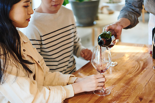 포토 JPG 손 여자 교육 남자 문화 와인잔 문화예술 주류 실내 앉기 상반신 20대 성인 취미 옆모습 신체부위 세명 30대 유행 와인 모임 한국인 붓기 즐거움 클래스 성인만 워라밸 국내포토 감정 음료 뷰포인트 술잔 모션 사람 동양인 청년 내부 장년 신조어 파일형식