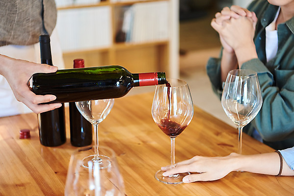 포토 JPG 손 여자 교육 남자 문화 와인잔 문화예술 주류 실내 앉기 상반신 20대 성인 취미 옆모습 신체부위 세명 30대 유행 와인 모임 한국인 붓기 즐거움 클래스 성인만 워라밸 국내포토 감정 음료 뷰포인트 술잔 모션 사람 동양인 청년 내부 장년 신조어 파일형식