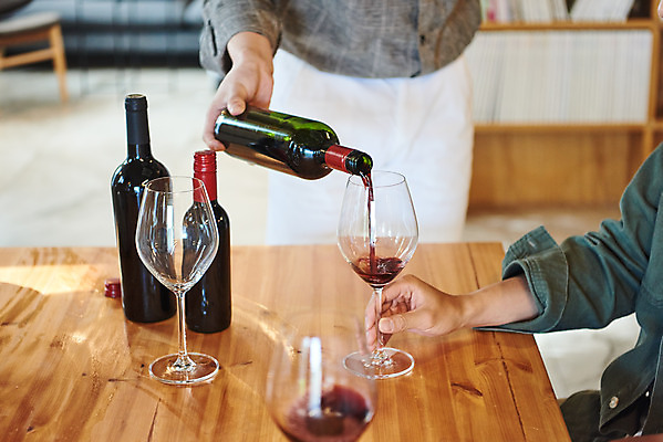 포토 JPG 교육 남자 문화 와인잔 문화예술 주류 실내 서기 앉기 상반신 20대 성인 취미 두명 앞모습 옆모습 30대 유행 와인 모임 한국인 레드와인 즐거움 시음 클래스 성인남자만 워라밸 국내포토 감정 음료 뷰포인트 술잔 모션 사람 동양인 청년 내부 장년 신조어 남자만 성인만 파일형식