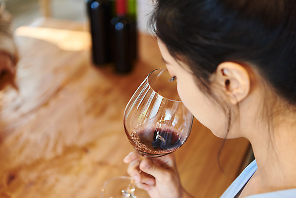 포토 JPG 여자 교육 문화 와인잔 문화예술 실내 한명 앉기 상반신 20대 성인 취미 옆모습 유행 와인 모임 한국인 레드와인 즐거움 향기 시음 클래스 성인여자한명만 워라밸 국내포토 1 감정 뷰포인트 술잔 모션 주류 사람 동양인 청년 내부 냄새 신조어 여자한명만 성인여자만 파일형식