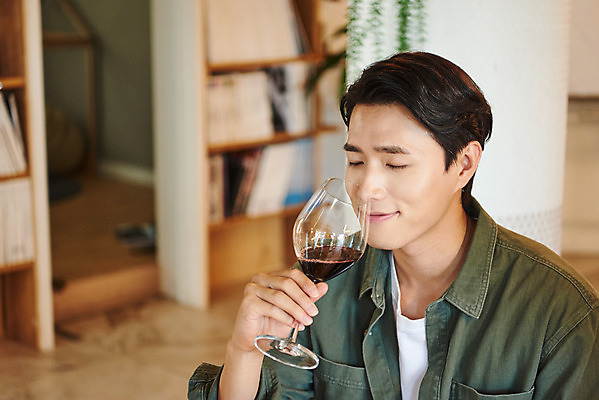 포토 JPG 교육 남자 문화 와인잔 문화예술 실내 한명 미소 들기 앉기 상반신 20대 성인 취미 옆모습 유행 와인 눈감음 모임 한국인 즐거움 시음 클래스 장식술 성인남자한명만 워라밸 국내포토 1 감정 뷰포인트 술잔 모션 주류 표정 사람 동양인 청년 내부 장식 신조어 남자한명만 성인남자만 파일형식