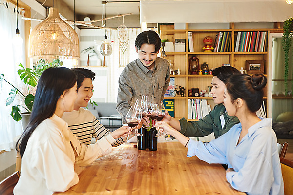 포토 JPG 여자 교육 남자 문화 와인잔 문화예술 주류 실내 설명 서기 앉기 여러명 상반신 20대 성인 취미 앞모습 옆모습 30대 유행 와인 모임 한국인 즐거움 건배 클래스 성인만 워라밸 국내포토 감정 음료 뷰포인트 다수 술잔 모션 사람 동양인 청년 내부 장년 신조어 파일형식
