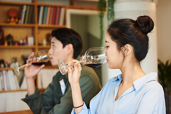 포토 JPG 여자 교육 남자 문화 와인잔 문화예술 주류 실내 앉기 상반신 20대 성인 취미 두명 옆모습 유행 와인 모임 한국인 즐거움 시음 클래스 성인만 워라밸 국내포토 감정 음료 뷰포인트 술잔 모션 사람 동양인 청년 내부 신조어 파일형식