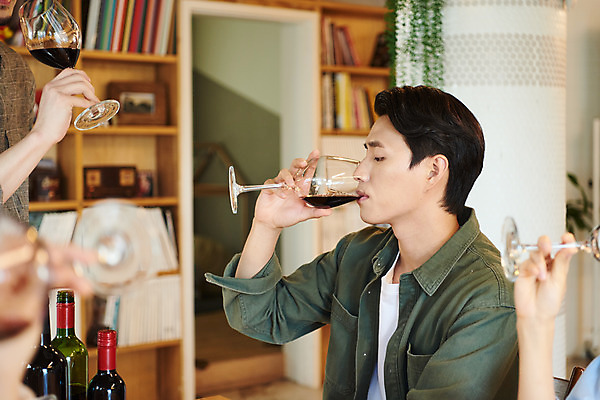 포토 JPG 손 여자 교육 남자 문화 와인잔 문화예술 주류 실내 서기 들기 앉기 상반신 20대 성인 취미 옆모습 신체부위 세명 30대 유행 와인 모임 한국인 마시기 즐거움 시음 클래스 성인만 워라밸 국내포토 감정 음료 뷰포인트 술잔 모션 사람 동양인 청년 내부 장년 신조어 파일형식