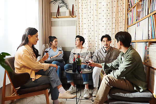 포토 JPG 전신 여자 교육 남자 문화 와인잔 문화예술 주류 실내 앉기 여러명 20대 성인 취미 앞모습 옆모습 30대 유행 와인 모임 한국인 즐거움 시음 클래스 성인만 워라밸 국내포토 감정 음료 뷰포인트 다수 술잔 모션 사람 동양인 청년 내부 장년 신조어 파일형식