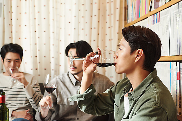 포토 JPG 교육 남자 문화 와인잔 문화예술 주류 실내 앉기 상반신 20대 성인 취미 앞모습 옆모습 세명 30대 유행 와인 모임 한국인 마시기 즐거움 시음 클래스 성인남자만 워라밸 국내포토 감정 음료 뷰포인트 술잔 모션 사람 동양인 청년 내부 장년 신조어 남자만 성인만 파일형식