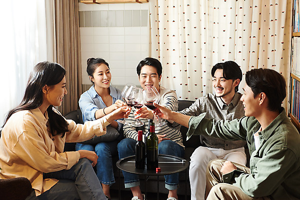 포토 JPG 여자 교육 남자 문화 와인잔 문화예술 주류 실내 미소 앉기 여러명 상반신 20대 성인 취미 앞모습 옆모습 30대 유행 와인 모임 한국인 즐거움 건배 클래스 성인만 워라밸 국내포토 감정 음료 뷰포인트 다수 술잔 모션 표정 사람 동양인 청년 내부 장년 신조어 파일형식