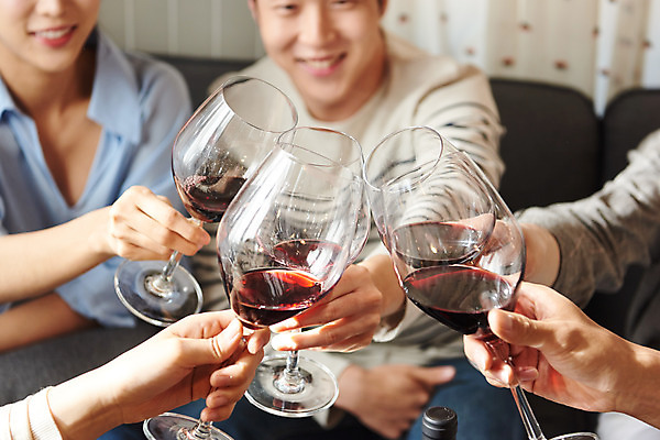 포토 JPG 손 여자 교육 남자 문화 와인잔 문화예술 주류 실내 앉기 근접촬영 여러명 상반신 20대 성인 취미 앞모습 신체부위 30대 유행 와인 모임 한국인 즐거움 건배 클래스 성인만 워라밸 국내포토 감정 음료 뷰포인트 다수 술잔 모션 사람 동양인 청년 내부 장년 신조어 파일형식