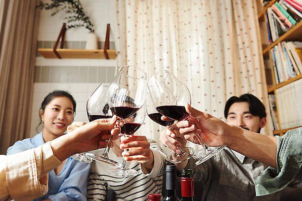 포토 JPG 손 여자 교육 남자 문화 로우앵글 와인잔 문화예술 주류 실내 들기 앉기 여러명 상반신 20대 성인 취미 앞모습 신체부위 30대 유행 와인 모임 한국인 즐거움 건배 클래스 성인만 워라밸 국내포토 감정 음료 뷰포인트 다수 술잔 모션 사람 동양인 청년 내부 장년 신조어 파일형식