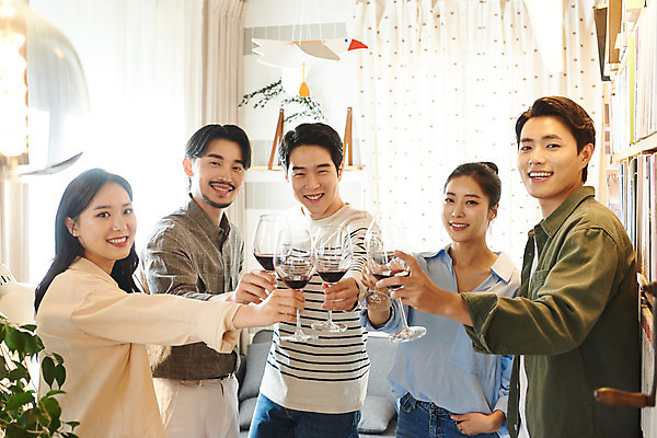 포토 JPG 여자 교육 남자 문화 와인잔 문화예술 주류 실내 서기 미소 들기 여러명 상반신 20대 성인 취미 앞모습 옆모습 30대 유행 와인 모임 한국인 즐거움 건배 클래스 성인만 워라밸 국내포토 감정 음료 뷰포인트 다수 술잔 모션 표정 사람 동양인 청년 내부 장년 신조어 파일형식