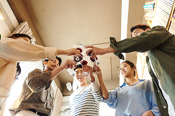 포토 JPG 여자 교육 남자 문화 로우앵글 와인잔 문화예술 주류 실내 미소 들기 여러명 상반신 20대 성인 취미 앞모습 옆모습 30대 유행 와인 모임 한국인 즐거움 건배 시음 클래스 성인만 워라밸 국내포토 감정 음료 뷰포인트 다수 술잔 모션 표정 사람 동양인 청년 내부 장년 신조어 파일형식