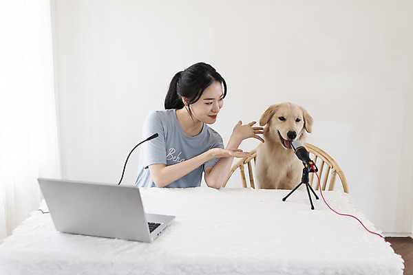 포토 JPG 한마리 여자 반려견 거실 탁자 안내 한명 앉기 상반신 20대 성인 앞모습 노트북 반려동물 한국인 골든리트리버 강아지 마이크 즐거움 반려 성인여자한명만 크리에이터 펫팸족 유튜버 국내포토 동물 직업 1 감정 뷰포인트 음향기기 가구 모션 사람 동양인 청년 전자제품 개 리트리버 신조어 여자한명만 성인여자만 파일형식 1인미디어