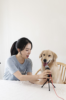 포토 JPG 한마리 여자 반려견 탁자 안내 한명 앉기 상반신 20대 성인 앞모습 반려동물 한국인 골든리트리버 강아지 마이크 즐거움 반려 성인여자한명만 크리에이터 펫팸족 유튜버 국내포토 동물 직업 1 감정 뷰포인트 음향기기 가구 모션 사람 동양인 청년 개 리트리버 신조어 여자한명만 성인여자만 파일형식 1인미디어