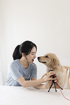 포토 JPG 한마리 여자 반려견 탁자 한명 앉기 상반신 20대 성인 앞모습 반려동물 한국인 골든리트리버 강아지 마이크 즐거움 반려 성인여자한명만 펫팸족 유튜버 국내포토 동물 1 감정 뷰포인트 음향기기 가구 모션 사람 동양인 청년 개 리트리버 신조어 여자한명만 성인여자만 파일형식 크리에이터