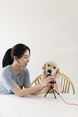포토 JPG 한마리 여자 반려견 탁자 한명 앉기 상반신 20대 성인 앞모습 반려동물 한국인 잡기 골든리트리버 강아지 마이크 즐거움 반려 성인여자한명만 크리에이터 펫팸족 유튜버 국내포토 동물 직업 1 감정 뷰포인트 음향기기 가구 모션 사람 동양인 청년 개 리트리버 신조어 여자한명만 성인여자만 파일형식 1인미디어