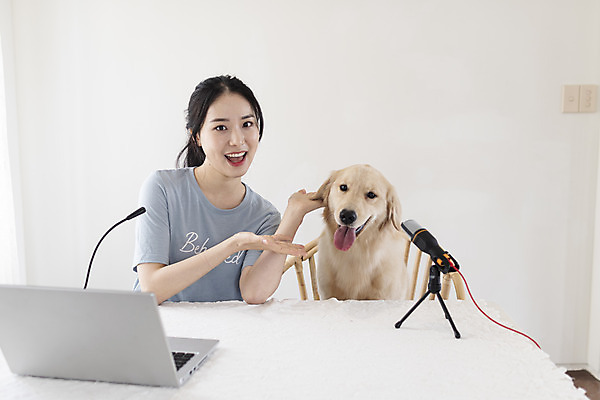 포토 JPG 한마리 여자 반려견 탁자 안내 한명 웃음 앉기 상반신 20대 성인 앞모습 노트북 반려동물 한국인 골든리트리버 강아지 마이크 즐거움 반려 성인여자한명만 크리에이터 펫팸족 유튜버 국내포토 동물 직업 1 감정 뷰포인트 음향기기 가구 모션 표정 사람 동양인 청년 전자제품 개 리트리버 신조어 여자한명만 성인여자만 파일형식 1인미디어