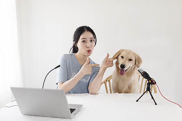 포토 JPG 한마리 여자 반려견 탁자 안내 한명 앉기 상반신 20대 성인 앞모습 노트북 반려동물 한국인 골든리트리버 강아지 마이크 즐거움 반려 성인여자한명만 크리에이터 펫팸족 유튜버 국내포토 동물 직업 1 감정 뷰포인트 음향기기 가구 모션 사람 동양인 청년 전자제품 개 리트리버 신조어 여자한명만 성인여자만 파일형식 1인미디어