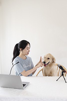 포토 JPG 한마리 여자 교육 반려견 탁자 한명 앉기 손짓 상반신 20대 성인 앞모습 노트북 반려동물 한국인 골든리트리버 강아지 마이크 즐거움 반려 성인여자한명만 크리에이터 펫팸족 유튜버 국내포토 동물 직업 1 감정 뷰포인트 음향기기 가구 모션 사람 동양인 청년 전자제품 개 리트리버 신조어 여자한명만 성인여자만 파일형식 1인미디어