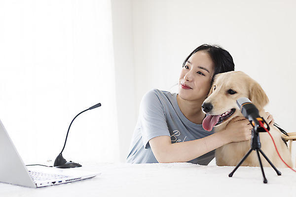 포토 JPG 한마리 여자 반려견 탁자 한명 앉기 상반신 20대 성인 앞모습 노트북 반려동물 한국인 골든리트리버 강아지 마이크 즐거움 반려 성인여자한명만 크리에이터 펫팸족 유튜버 국내포토 동물 직업 1 감정 뷰포인트 음향기기 가구 모션 사람 동양인 청년 전자제품 개 리트리버 신조어 여자한명만 성인여자만 파일형식 1인미디어