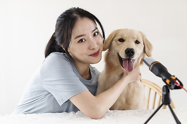 포토 JPG 한마리 여자 반려견 한명 미소 앉기 상반신 20대 성인 앞모습 반려동물 다정 한국인 골든리트리버 강아지 즐거움 반려 성인여자한명만 크리에이터 펫팸족 유튜버 국내포토 동물 직업 1 감정 뷰포인트 컨셉 모션 표정 사람 동양인 청년 개 리트리버 신조어 여자한명만 성인여자만 파일형식 1인미디어