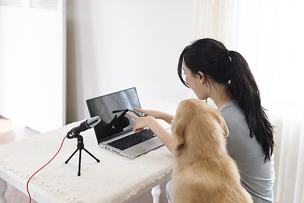포토 JPG 한마리 여자 반려견 거실 탁자 한명 앉기 상반신 20대 성인 뒷모습 노트북 반려동물 한국인 가리킴 골든리트리버 강아지 마이크 즐거움 반려 성인여자한명만 크리에이터 펫팸족 유튜버 국내포토 동물 직업 1 감정 뷰포인트 음향기기 가구 모션 사람 동양인 손짓 청년 전자제품 개 리트리버 신조어 여자한명만 성인여자만 파일형식 1인미디어