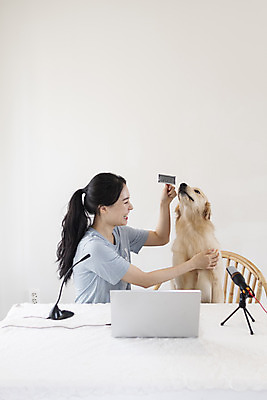 포토 JPG 한마리 여자 반려견 거실 탁자 한명 웃음 앉기 상반신 20대 성인 옆모습 노트북 반려동물 한국인 골든리트리버 강아지 마이크 즐거움 반려 애견빗 성인여자한명만 크리에이터 펫팸족 유튜버 국내포토 반려용품 동물 직업 1 감정 뷰포인트 음향기기 가구 모션 표정 사람 동양인 청년 전자제품 개 리트리버 오브젝트 애견용품 신조어 여자한명만 성인여자만 파일형식 1인미디어