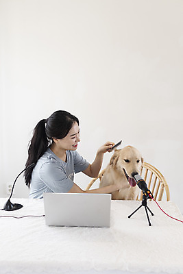 포토 JPG 한마리 여자 반려견 거실 탁자 한명 웃음 앉기 상반신 20대 성인 옆모습 노트북 반려동물 한국인 골든리트리버 강아지 마이크 즐거움 반려 애견빗 성인여자한명만 크리에이터 펫팸족 유튜버 국내포토 반려용품 동물 직업 1 감정 뷰포인트 음향기기 가구 모션 표정 사람 동양인 청년 전자제품 개 리트리버 오브젝트 애견용품 신조어 여자한명만 성인여자만 파일형식 1인미디어