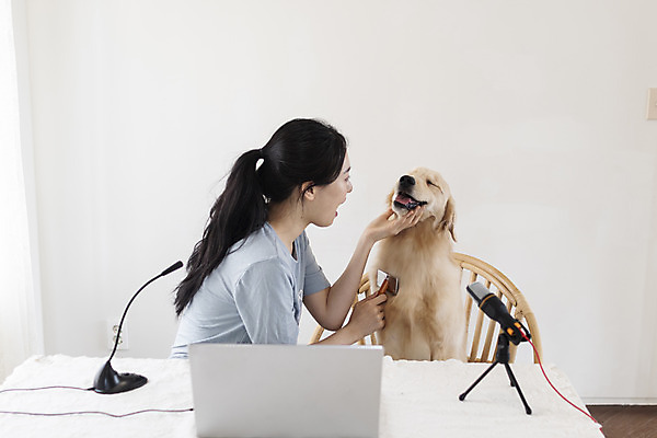 포토 JPG 한마리 여자 반려견 거실 탁자 한명 웃음 앉기 상반신 20대 성인 옆모습 노트북 반려동물 한국인 골든리트리버 강아지 마이크 즐거움 반려 애견빗 성인여자한명만 크리에이터 펫팸족 유튜버 국내포토 반려용품 동물 직업 1 감정 뷰포인트 음향기기 가구 모션 표정 사람 동양인 청년 전자제품 개 리트리버 오브젝트 애견용품 신조어 여자한명만 성인여자만 파일형식 1인미디어