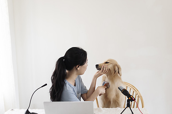 포토 JPG 한마리 여자 반려견 거실 탁자 한명 앉기 상반신 20대 성인 옆모습 노트북 반려동물 마주보기 한국인 골든리트리버 강아지 마이크 즐거움 반려 애견빗 성인여자한명만 크리에이터 펫팸족 유튜버 국내포토 반려용품 동물 직업 1 감정 뷰포인트 음향기기 가구 모션 사람 동양인 청년 전자제품 개 리트리버 오브젝트 애견용품 신조어 여자한명만 성인여자만 파일형식 1인미디어