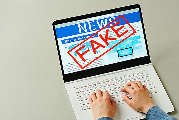 포토 JPG 스튜디오촬영 손 여자 인터넷 회색배경 모바일 실내 신체부위 노트북 한국인 뉴스 언론 거짓 소셜네트워크 가짜뉴스 국내포토 백그라운드 사람 동양인 내부 전자제품 회색 파일형식