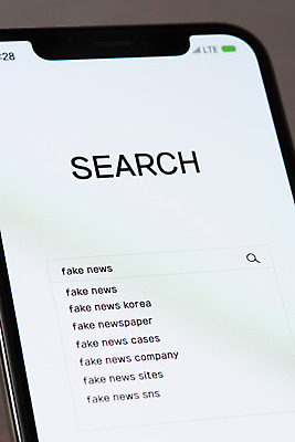 포토 JPG 스튜디오촬영 인터넷 회색배경 모바일 실내 근접촬영 사람없음 스마트폰 뉴스 검색 언론 거짓 소셜네트워크 가짜뉴스 국내포토 뷰포인트 백그라운드 내부 핸드폰 스마트기기 회색 파일형식