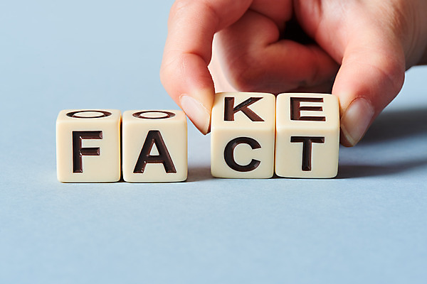 포토 JPG 스튜디오촬영 손 영어 여자 모바일 실내 근접촬영 신체부위 한국인 퍼즐 파란배경 언론 거짓 소셜네트워크 가짜뉴스 국내포토 문자 뷰포인트 백그라운드 사람 동양인 내부 파란색 파일형식