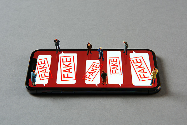 포토 JPG 스튜디오촬영 말풍선 인터넷 회색배경 모바일 실내 사람없음 스마트폰 미니어처 뉴스 언론 거짓 소셜네트워크 가짜뉴스 국내포토 백그라운드 내부 핸드폰 스마트기기 모형 회색 파일형식