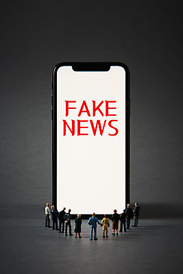 포토 JPG 스튜디오촬영 영어 인터넷 검은배경 모바일 실내 사람없음 스마트폰 미니어처 뉴스 언론 거짓 소셜네트워크 가짜뉴스 국내포토 문자 백그라운드 내부 핸드폰 스마트기기 모형 검은색 파일형식