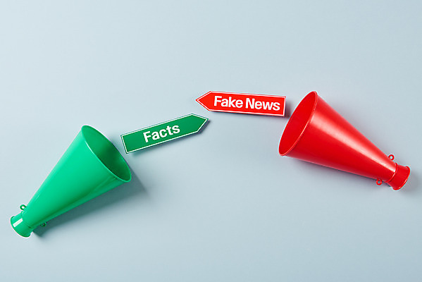 포토 JPG 스튜디오촬영 인터넷 모바일 실내 사람없음 하이앵글 확성기 파란배경 언론 거짓 소셜네트워크 가짜뉴스 국내포토 뷰포인트 백그라운드 내부 파란색 파일형식