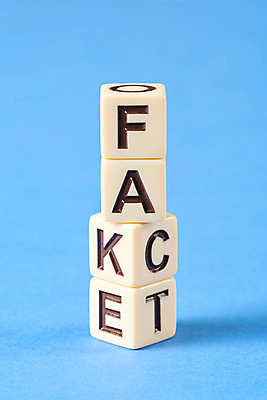 포토 JPG 스튜디오촬영 영어 인터넷 모바일 실내 사람없음 퍼즐 뉴스 파란배경 언론 거짓 소셜네트워크 가짜뉴스 국내포토 문자 백그라운드 내부 파란색 파일형식